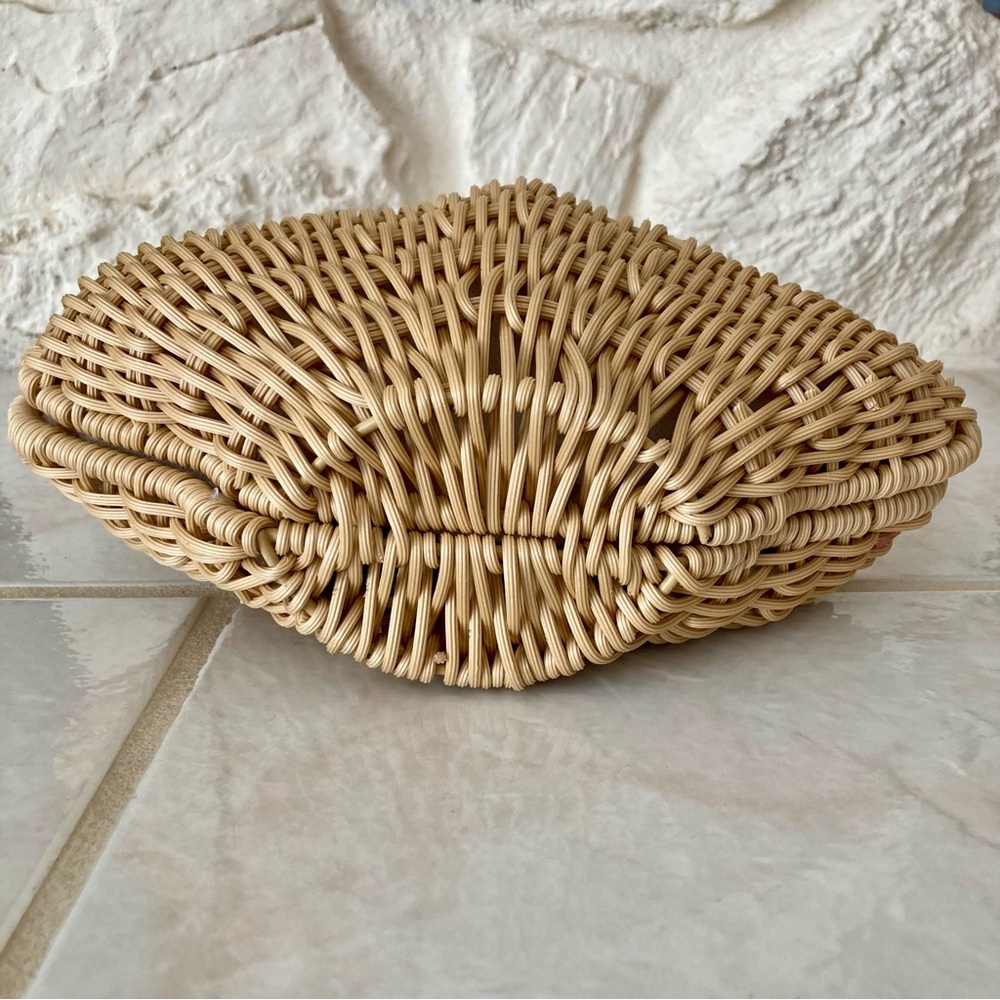 NWT Tommy Bahama seashell shaped woven rattan clam shaped clutch/handbag. - Picture 11 of 16